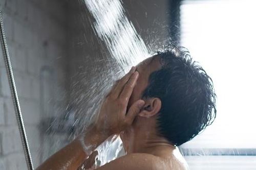 Điều gì xảy ra khi người tăng huyết áp tắm nước lạnh?