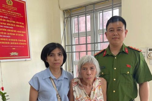 Nhanh chóng giúp đỡ cụ bà đi lạc trở về với gia đình