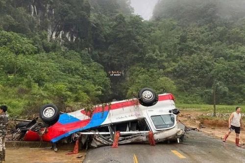 Cao Bằng: Xe chở 20 khách bị cuốn trôi cả trăm mét trong đêm do lũ lên bất ngờ