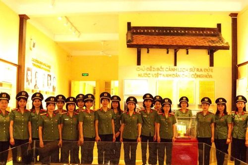 Hội phụ nữ Phòng Kỹ thuật nghiệp vụ tổ chức chương trình giáo dục truyền thống