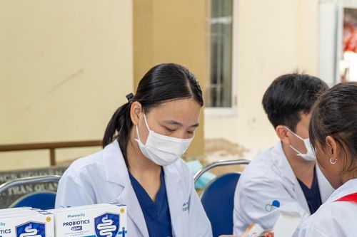 Khám sức khỏe cho trẻ em dân tộc thiểu số có hoàn cảnh khó khăn