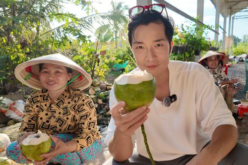 Khách Nhật sốc khi thấy khỉ, chim công 'đi lang thang' ở Thảo Cầm Viên