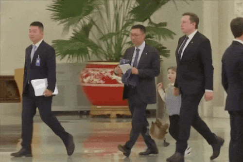 Con trai chiếm sóng truyền thông của tỷ phú Elon Musk