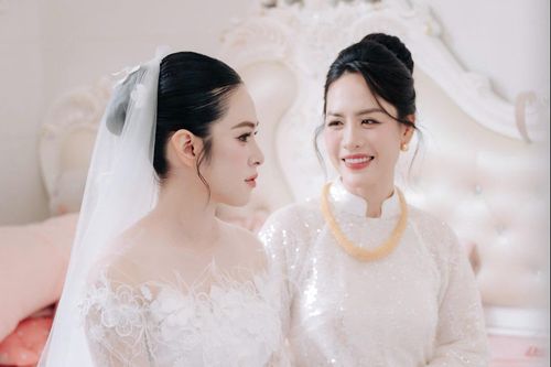 Mẹ U50 gây kinh ngạc ở đám cưới con gái