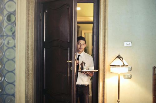 Vì sao nên bật hết đèn khi mới vào phòng khách sạn?