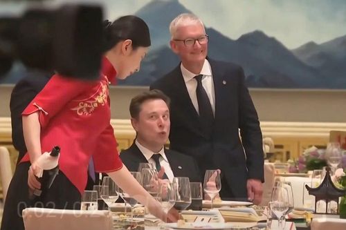 Tỉ phú Elon Musk 'phấn khích' ở Bắc Kinh, gây sốt mạng xã hội