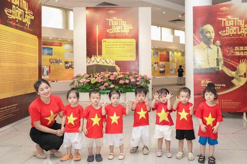 Bảo tàng Hồ Chí Minh thu hút đông du khách dịp kỷ niệm 136 năm Ngày sinh của Bác