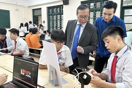 Robot tuần tra, phần mềm học lịch sử VR xuất hiện ở Hội thi Tin học trẻ thành phố Hà Nội