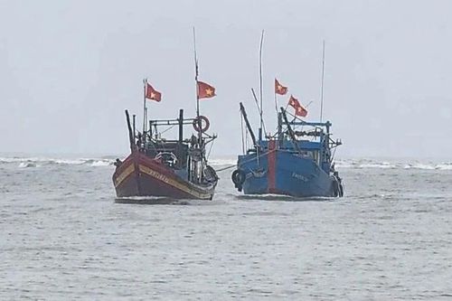 Cứu hộ 2 tàu cá bị chìm do dông lốc ở Thanh Hóa