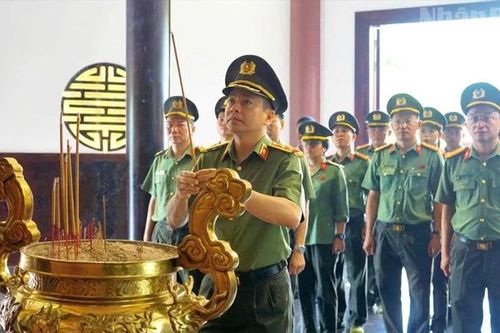 Viếng Mộ Cụ Phó bảng Nguyễn Sinh Sắc và trao học bổng