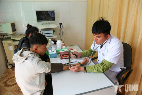 Bác sĩ Hoàng hết lòng vì nhân dân