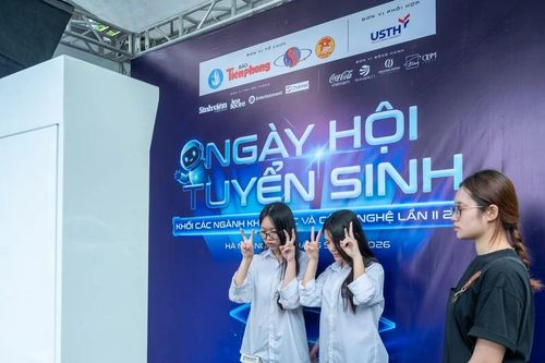 Bạn trẻ hào hứng check in photobooth miễn phí tại Ngày hội tuyển sinh khối các ngành Khoa học và Công nghệ lần thứ 2