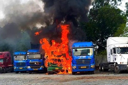 TPHCM: Cháy 3 xe đầu kéo container đang đậu trong bãi