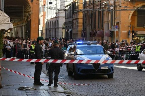 Tài xế lao xe vào người đi bộ ở Italy, nhiều người bị thương