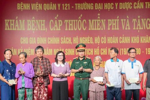 Hơn 300 người dân ở An Giang được khám bệnh miễn phí
