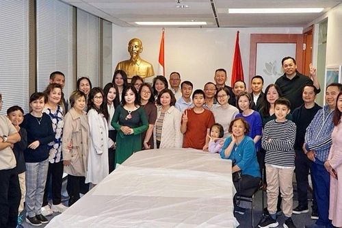 Kỷ niệm 136 năm ngày sinh của Chủ tịch Hồ Chí Minh tại Vancouver, Canada