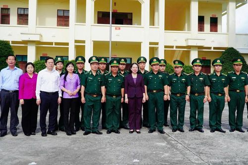 Phó Chủ tịch nước Võ Thị Ánh Xuân động viên cán bộ, chiến sĩ Biên phòng nơi tuyến đầu Tổ quốc