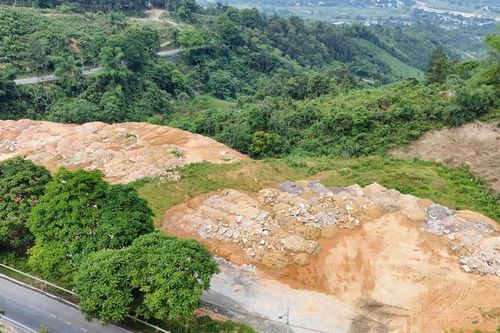 Xã Cốc San (Lào Cai) khẩn trương kiểm tra, xử lý bãi đổ thải ven Quốc lộ 4D sau phản ánh của người dân
