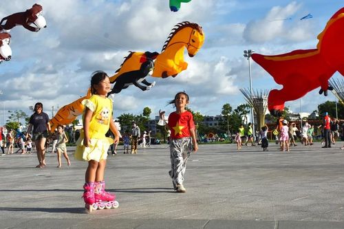 Tôm, cua khổng lồ 'bay' rợp quảng trường trung tâm Cà Mau