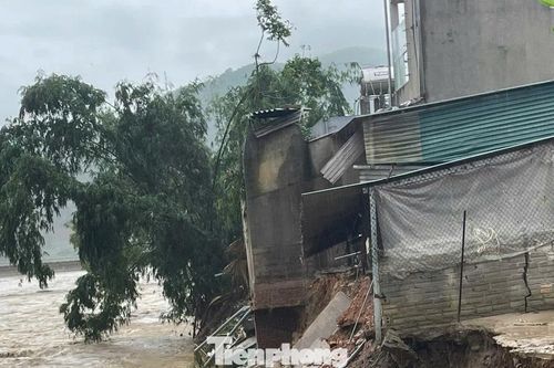 Bờ kè sạt lở nghiêm trọng, dân làng phải di tản mỗi khi mưa lớn
