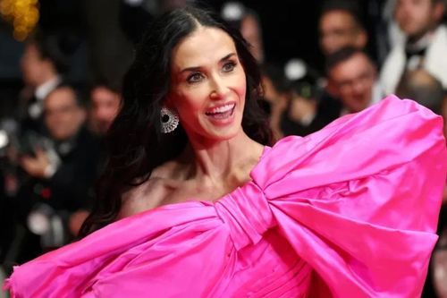 Demi Moore bị chê làm lố trên thảm đỏ Cannes
