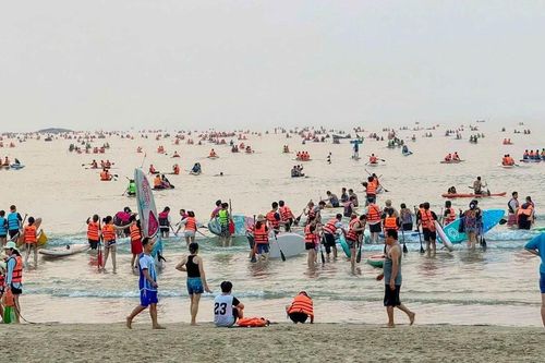 Chen chúc chèo SUP trên biển Đà Nẵng