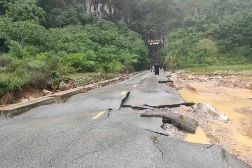 Mưa lớn trút xuống Cao Bằng, tuyến giao thông nông thôn ngập sâu hơn 3m