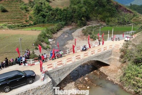Khánh thành cầu thiện nguyện tải trọng hơn 10 tấn vào bản nghèo ở Lào Cai