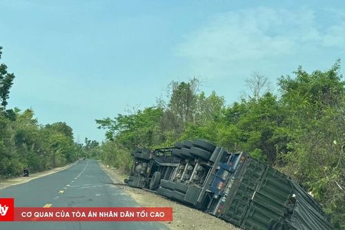 Mất lái, xe đầu kéo lật nhào trên Quốc lộ 29
