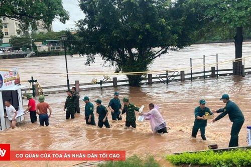 Hỗ trợ người dân sơ tán khi nước sông Ka Long dâng cao