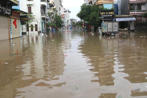 Mưa lớn kéo dài ở Quảng Ninh, Hải Phòng, nước tràn vào ngập cả tủ lạnh nhà dân