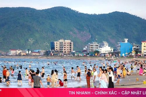 Đông đảo du khách về biển Thiên Cầm 'giải nhiệt' dịp cuối tuần
