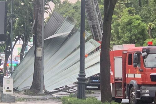 TP Hồ Chí Minh: Mưa dông gây ngập và đổ mái tôn ra đường