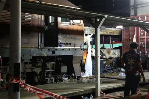 Tàu lửa tông xe buýt ở Bangkok, hơn 30 người thương vong
