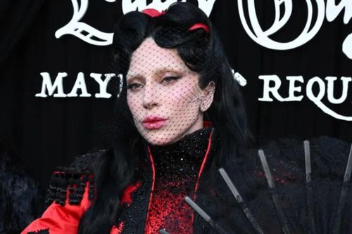 Lady Gaga tái xuất phong cách Gothic cùng váy cổ điển và tóc đen huyền bí