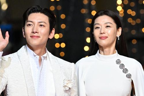 Bom tấn của Ji Chang Wook và Jun Ji Hyun nhận tràng vỗ tay hơn 7 phút tại Cannes