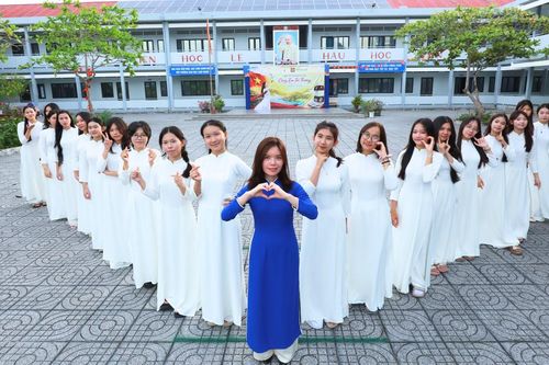 Trao tặng áo dài trắng cho nữ sinh, giáo viên tại Côn Đảo