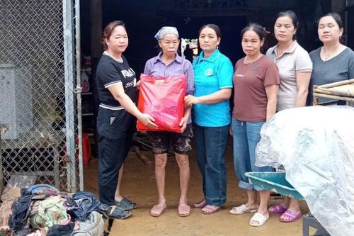 Cán bộ, hội viên phụ nữ Cao Bằng chung sức hỗ trợ người dân khắc phục hậu quả mưa lũ