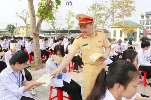 Đội CSGT đường bộ cao tốc số 4 tăng cường truyên truyền trật tự an toàn giao thông