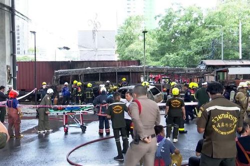 Tai nạn kinh hoàng giữa tàu hỏa và xe buýt ở trung tâm Bangkok