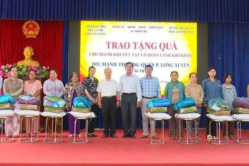 Trao 200 phần quà cho người khuyết tật có hoàn cảnh khó khăn tại xã Nhơn Mỹ