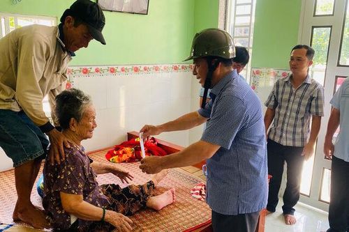 Trao tiền hỗ trợ các hộ dân bị thiệt hại do mưa dông trên địa bàn xã Định Mỹ