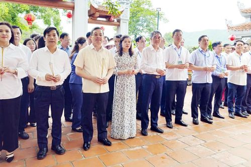 Chủ tịch UBND tỉnh Phạm Hoàng Sơn dự khai hội Đền Suối Mỡ