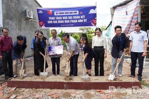 Xã Lấp Vò: Tặng quà cho người nghèo và hỗ trợ xây dựng nhà Đại đoàn kết