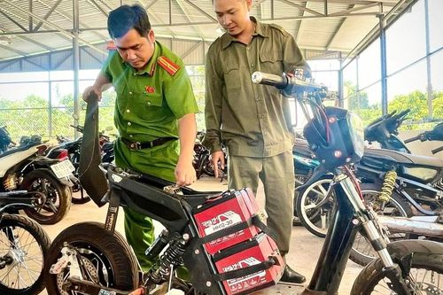 Xe điện 'độ, chế' - mối nguy trên đường đến trường