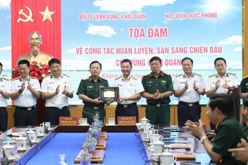 Cán bộ, giảng viên, học viên Học viện Quốc phòng nghiên cứu thực tế tại Vùng 4 Hải quân