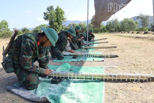 Vượt nắng thao trường