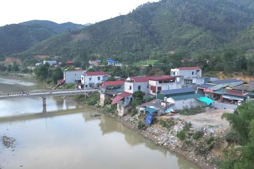 Nguy cơ sạt lở suối Ngòi Hút đe dọa 28 hộ dân thôn Làng Chạng