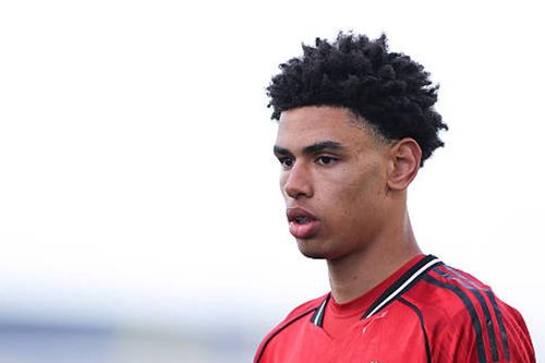 Noah Ajayi: Giải pháp cây nhà lá vườn cho bài toán cánh trái của Man Utd