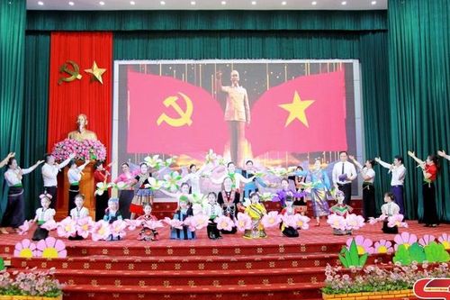 Văn nghệ chào mừng kỷ niệm 136 năm Ngày sinh Chủ tịch Hồ Chí Minh